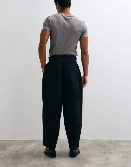 ASOS DESIGN 100 % Baumwoll-Hosen mit weitem Barrel-Leg, Tailoring, in Schwarz mit aufgesetzter Tasche, 3 von 5