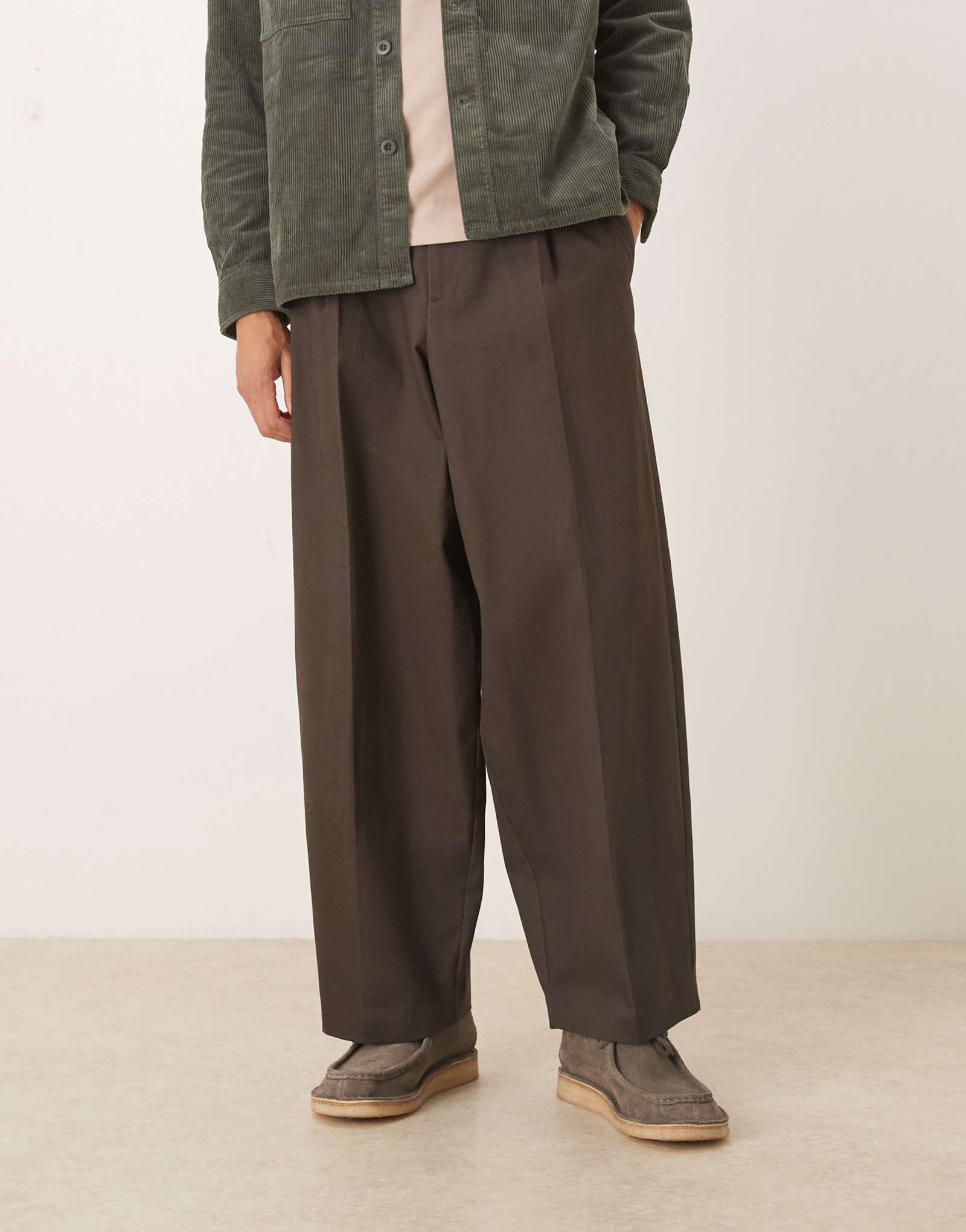 Зауженные брюки ASOS DESIGN из 100% хлопка экстремального кроя со складками спереди цвета древесного угля