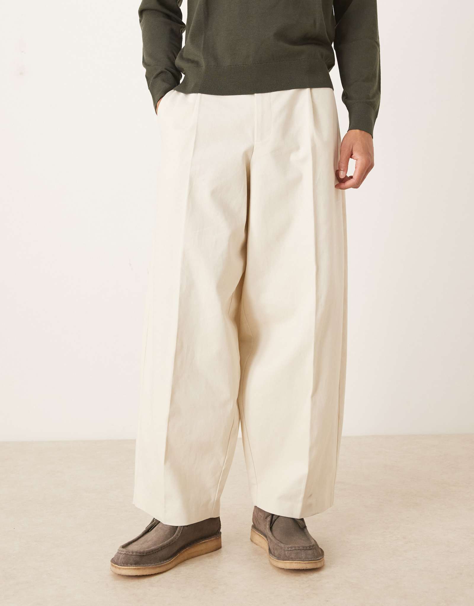 Зауженные к низу брюки ASOS DESIGN из 100% хлопка кремового цвета со складками спереди