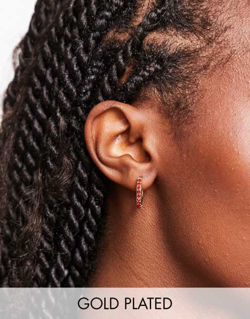 ASOS DESIGN – 14 karat guldpläterade creoler 13 mm med rubinröda födelsestenar för juli