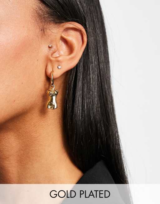 ASOS DESIGN – 14-karätig vergoldete Creolen mit Körper-Anhänger