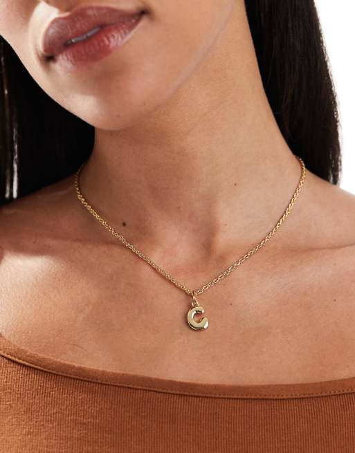 ASOS DESIGN – 14-karätig vergoldete Halskette mit Anhänger mit C-Initiale in gewölbter Optik und Geschenkbeutel