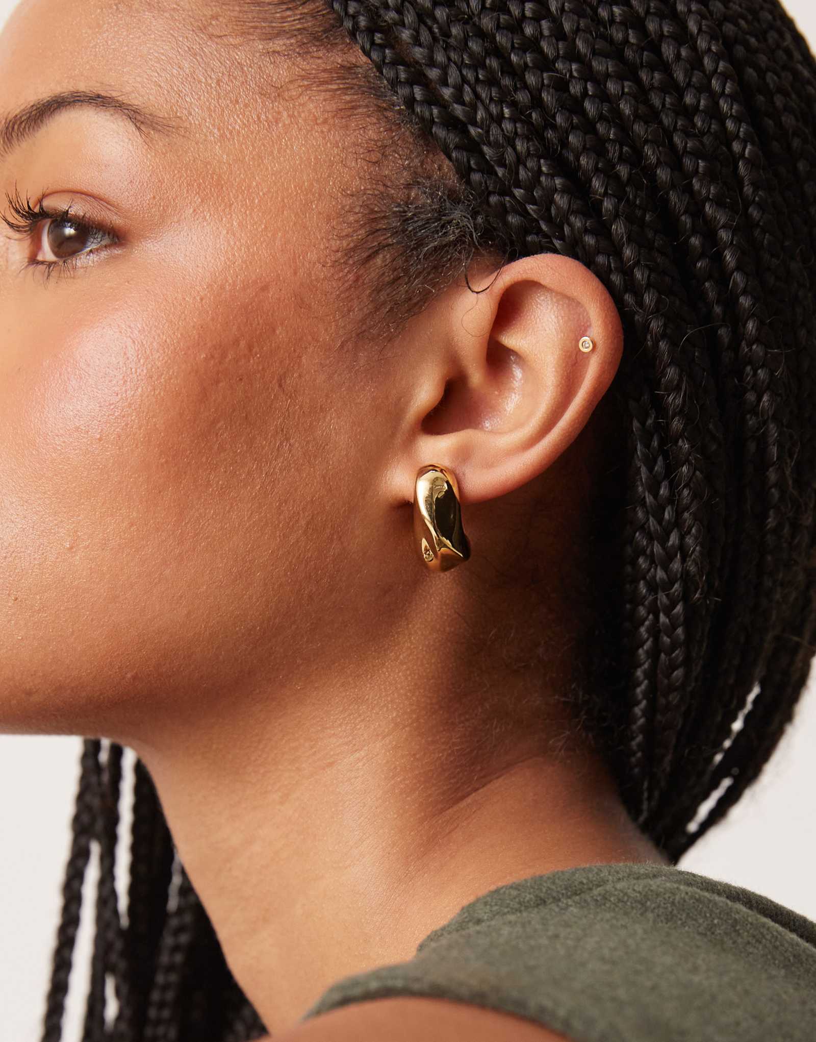  Серьги-гвоздики ASOS DESIGN с расплавленными деталями и 14-каратным золотым напылением
