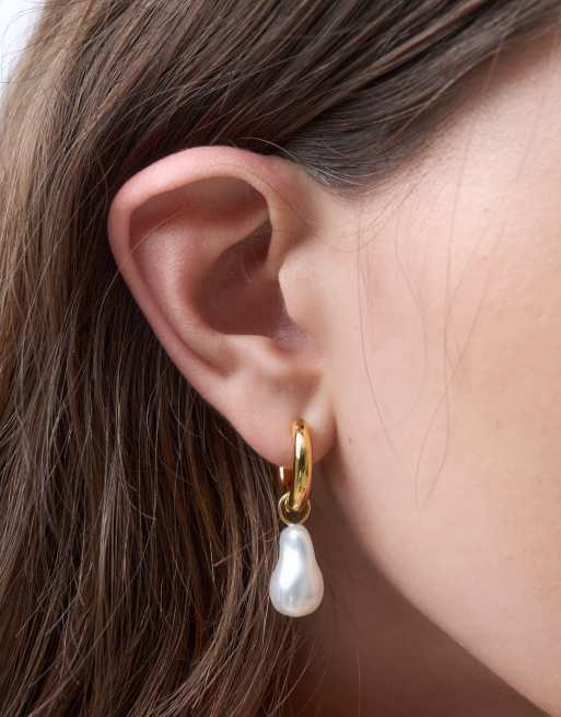 ASOS DESIGN 14k guldbelagte hoop-øreringe med imiteret perledråbe og gavepose, 2 af 3