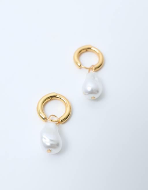 ASOS DESIGN 14k guldpläterade creoler med hängande fejpärledetalj och presentpåse, 3 av 3