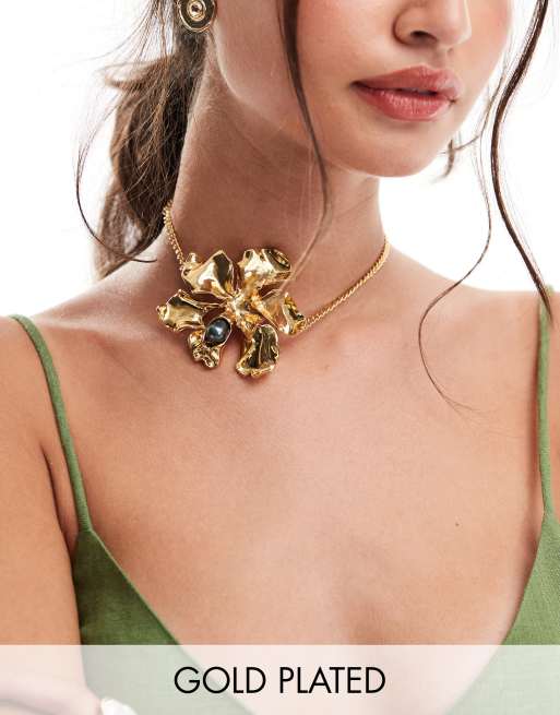 ASOS DESIGN - 14k vergulde chokerketting met ontwerp van bloem met imitatieparels