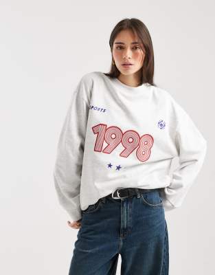 ASOS DESIGN - 1998 - Oversize-Sweatshirt in meliertem Eisgrau mit Sport-Print