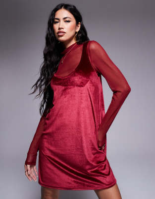 ASOS DESIGN – 2-i-1 – Vinröd, kort förklädesklänning i sammet - view 1