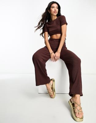 ASOS DESIGN - 2-in-1-Jumpsuit in Braun mit Knitterstruktur und Aussparung-Brown