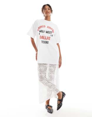 ASOS DESIGN - 2-in 1-T-Shirt-Midikleid in Weiß mit Spitze und Grafikprint
