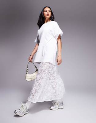 ASOS DESIGN - 2-in-1 T-Shirt-Midikleid mit gestuftem Spitzenrock in Weiß-Bunt