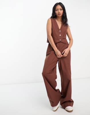 ASOS DESIGN - 2-in-1-Westen-Jumpsuit in brauner Leinenoptik