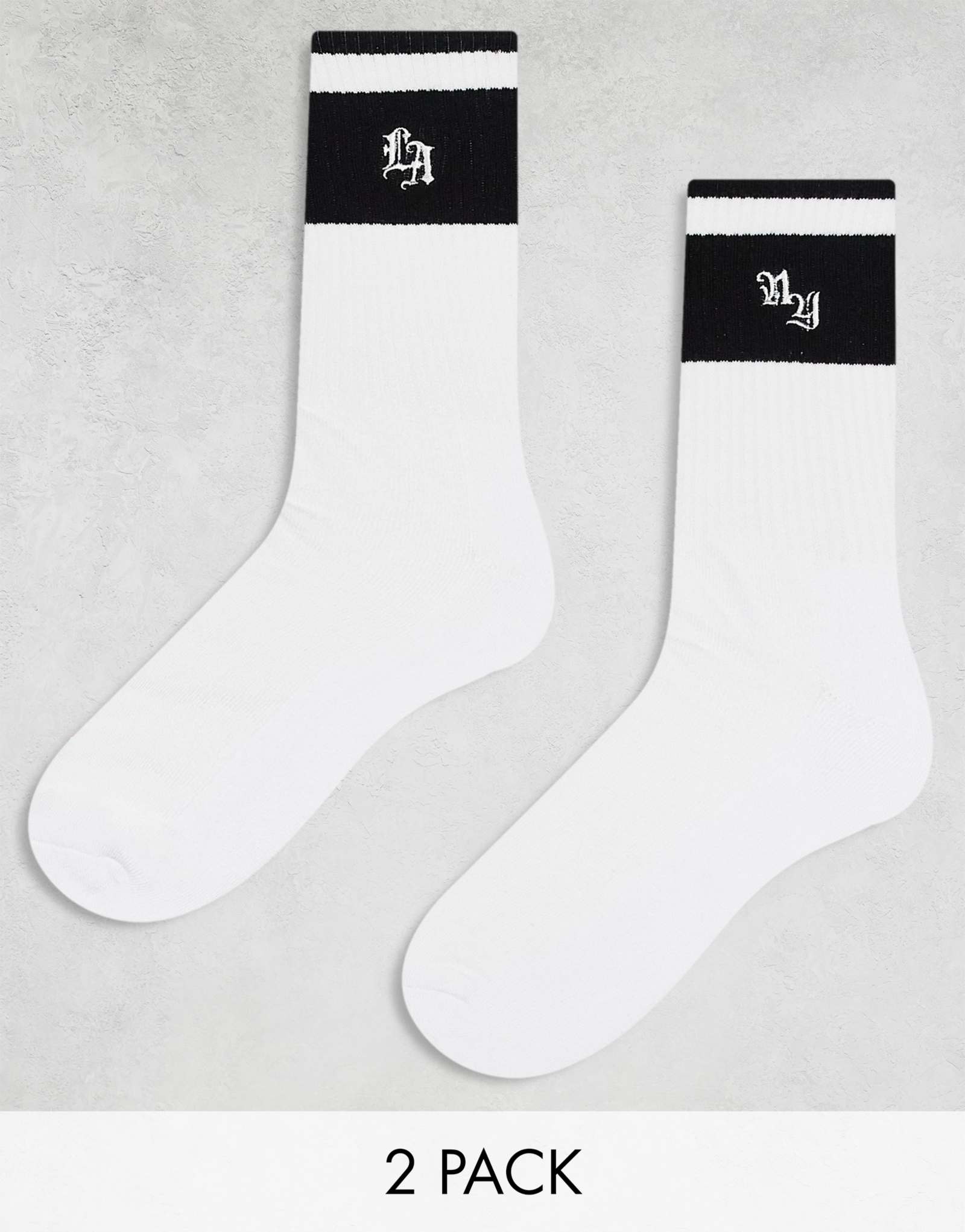 ASOS DESIGN 2 упаковки спортивных носков в полоску с рисунками Лос-Анджелеса и Нью-Йорка белого цвета