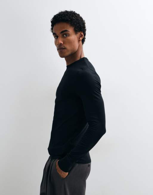 ASOS DESIGN 2-pack Essentials långärmad t-shirt i muscle fit i svart och vitt, 3 av 5