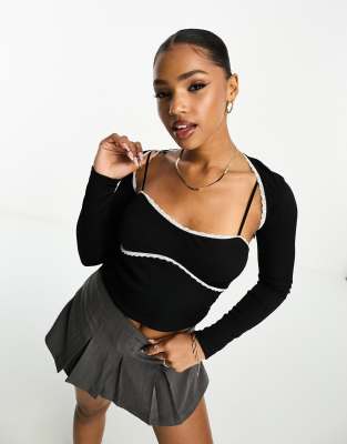 ASOS DESIGN - 2-teiliges, geripptes Set in Schwarz mit Strickjacke im Bolero-Stil und Camisole-Oberteil mit Spitzenbesat...