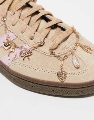ASOS DESIGN - 2er-Pack Anhänger für Schuhe und Accessoires mit verschiedenen Designs in Gold-Optik-Goldfarben