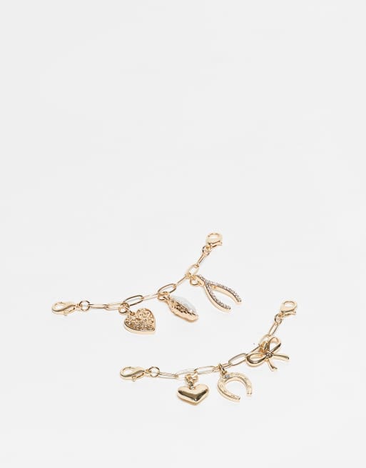 ASOS DESIGN – 2er-Pack Anhänger für Schuhe und Accessoires mit verschiedenen Designs in Gold-Optik, 2 von 3