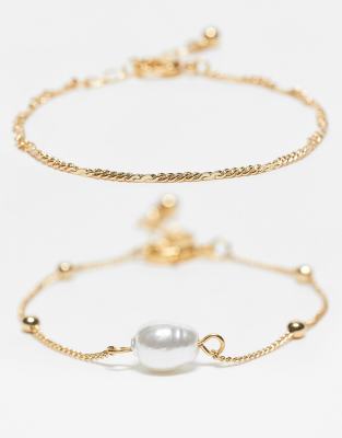 ASOS DESIGN - 2er-Pack Armbänder mit 14-Karat-Vergoldung und zartem Ketten- und Kunsperlendetail-Goldfarben