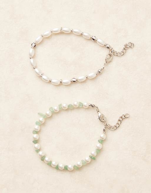 ASOS DESIGN – 2er-Pack Armbänder mit Kunstperlen in Cremeweiß und Splittern in Jadeoptik, 2 von 3