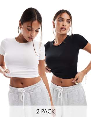 ASOS DESIGN - 2er-Pack Eng anliegende Cropped-T-Shirts in Schwarz und Weiß-Bunt