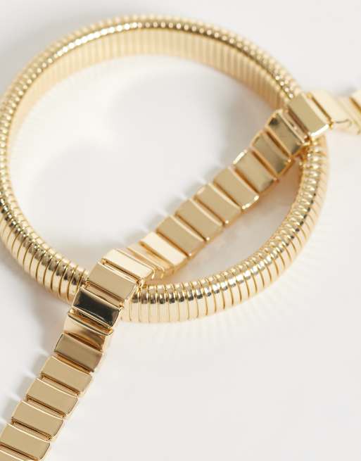 ASOS DESIGN 2er-Pack gemischte Armreifen im Vintage-Design in Goldoptik, 2 von 3