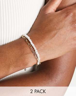 ASOS DESIGN – 2er-Pack goldfarbene Armbänder mit Kunstperlen- und Kettendesign