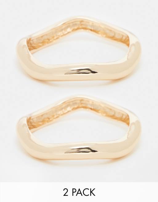 ASOS DESIGN – 2er-Pack goldfarbene Armreifen im Wellen-Design