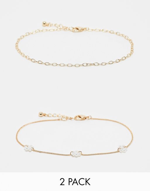 ASOS DESIGN – 2er-Pack goldfarbene Fußkettchen mit Kunstperlen in Blütendesign