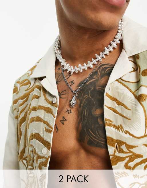 ASOS DESIGN – 2er-Pack Halsketten im Kunstperlenmix-Design und in Silber mit Kunstmuschelanhänger