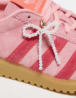 ASOS DESIGN - 2er-Pack schleifenförmige Schuhverzierungen mit Kunstperlen-Goldfarben