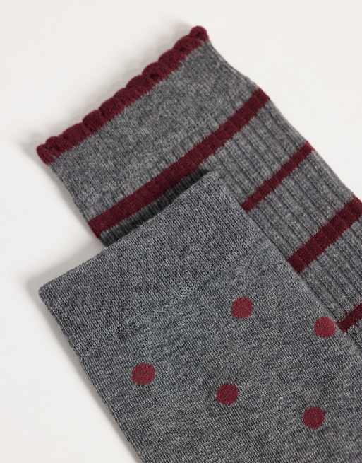 ASOS DESIGN 2er-Pack Socken mit Punkt- und Streifenmuster in Grau und Burgunderrot, 2 von 3