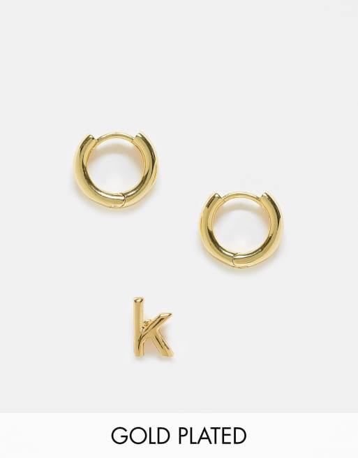 ASOS DESIGN – 2x 14-karätig vergoldete Huggie-Creolen mit K-Initial