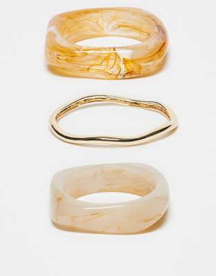 ASOS DESIGN - 3er-Pack Armreife mit verschiedenen Kunstharz-Designs und in Gold-Optik-Goldfarben