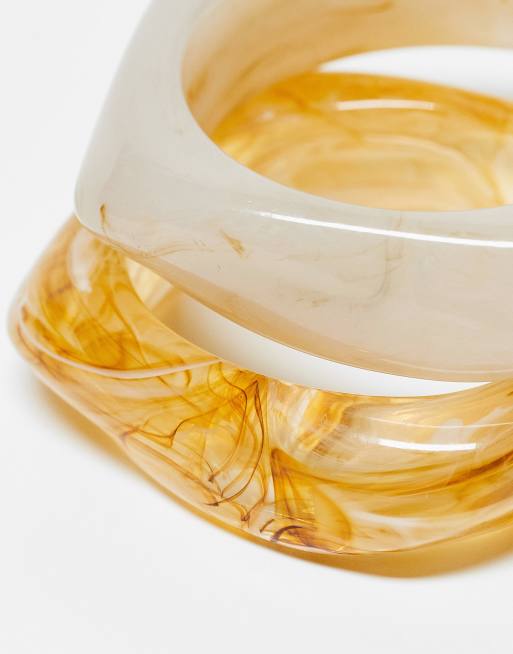 ASOS DESIGN – 3er-Pack Armreife mit verschiedenen Kunstharz-Designs und in Gold-Optik, 2 von 3