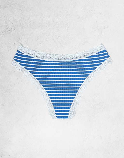 ASOS DESIGN – 3er-Pack Brazilian-Slips in Blau mit Blümchenmuster, Punkten und Marineblau gestreift mit Spitze, 3 von 3