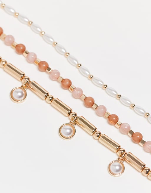 ASOS DESIGN – 3er-Pack goldfarbene Armbänder mit Kunstperlenanhänger-Detail, 3 von 3