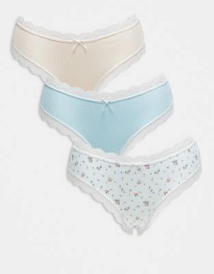 ASOS DESIGN - 3er-Pack mit Spitze verzierte Brazilian-Slips mit Blümchenmuster sowie geripptem Blau und Cremeweiß-Bunt