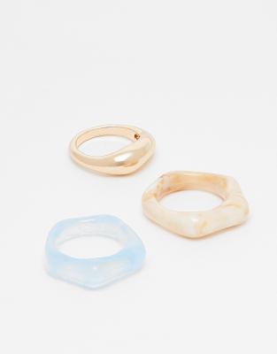 ASOS DESIGN - 3er-Pack Ringe in verschiedenen Kunstharz-Designs und Gold-Optik-Goldfarben