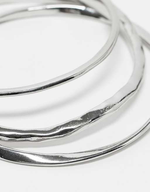 ASOS DESIGN – 3er-Pack silberfarbene Armreifen in geschmolzener Optik , 2 von 4