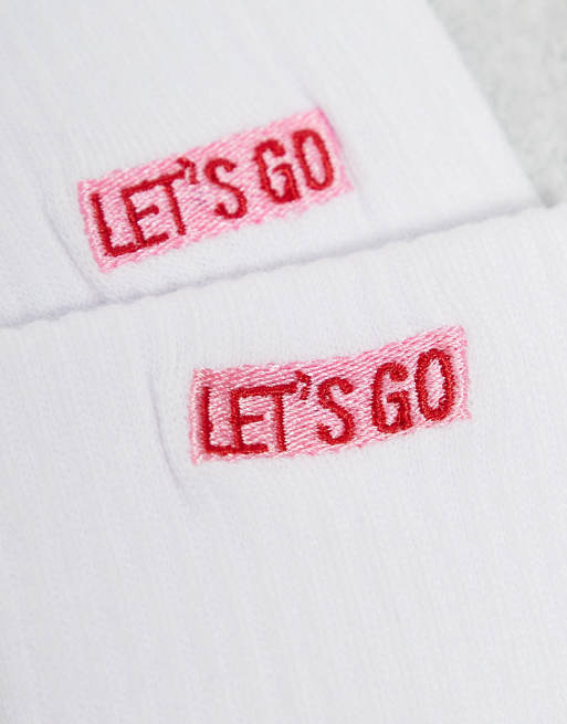 ASOS DESIGN – 3er-Pack Socken in Weiß mit „Let's Go“-, „Cool“- und „Peace“-Stickerei , 3 von 4