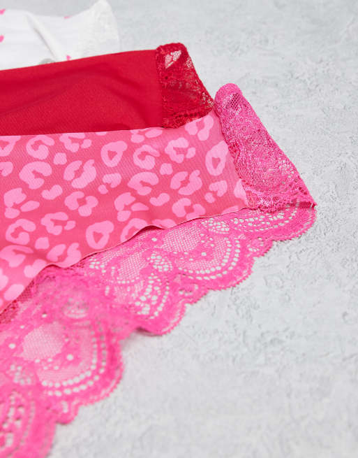 ASOS DESIGN – 3er-Pack unsichtbare, brasilianische Slips in Rosa und Rot mit Leoparden- und Herzmuster, 2 von 3