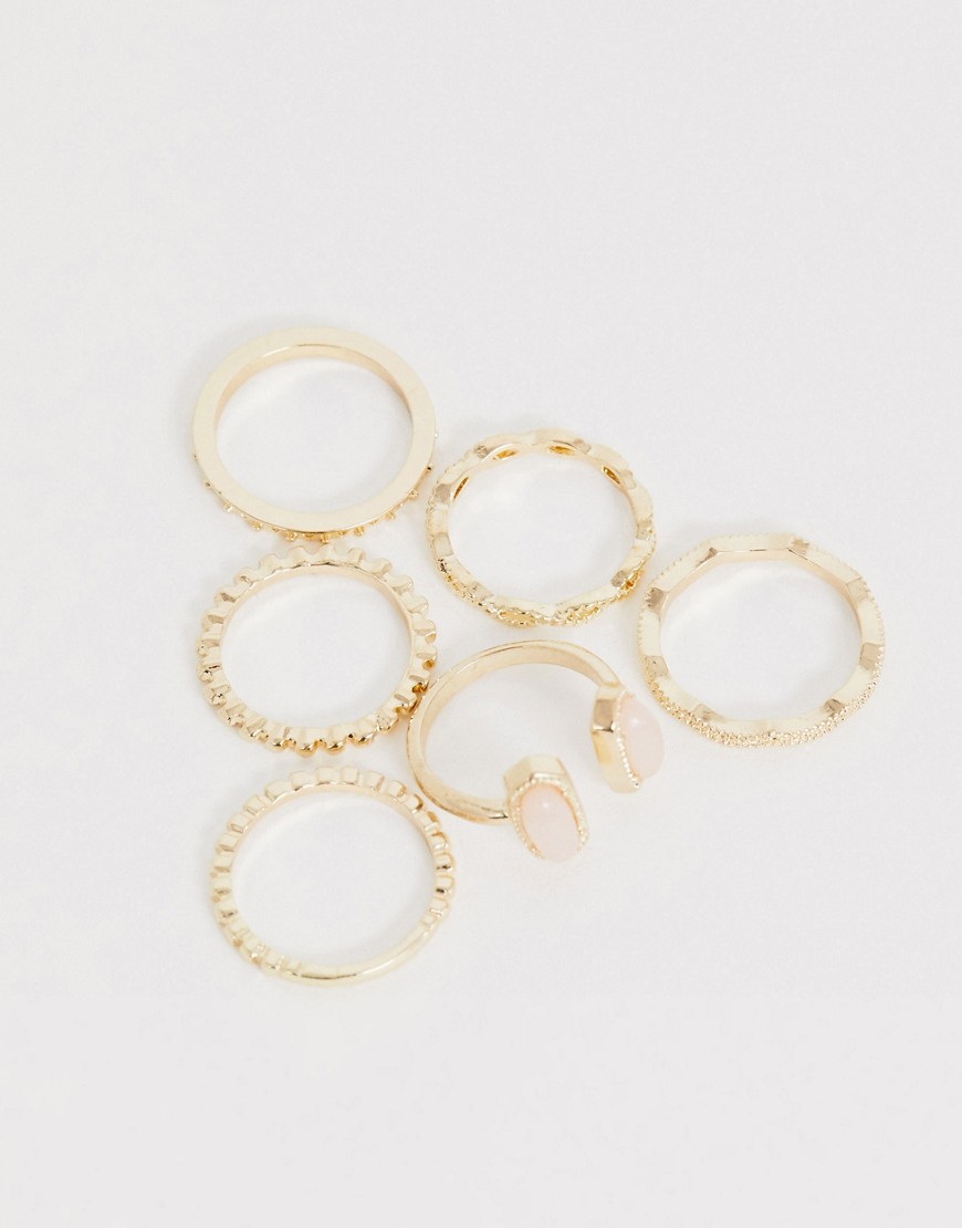 ASOS DESIGN – 6-pack med guldfärgade ringar med gravyr och rosa sten