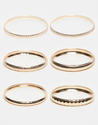 ASOS DESIGN - 6er-Pack goldfarbene Armbänder in verschiedenen gehämmerten Designs