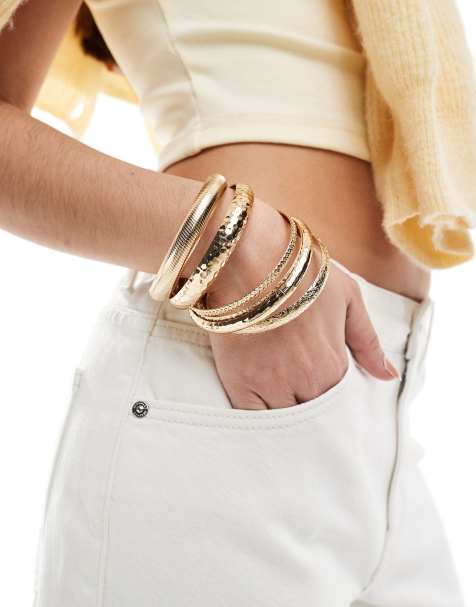 ASOS DESIGN – 6er-Pack goldfarbene Armbänder in verschiedenen gehämmerten Designs - view 1