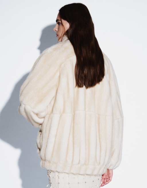 ASOS DESIGN 80er-Jahre Oversize-Bombermantel aus Kunstfell in Creme, 3 von 4