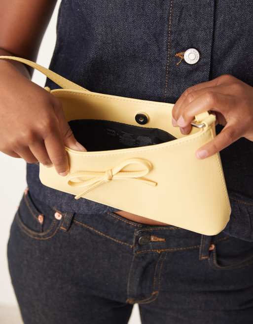 ASOS DESIGN – 90er-Jahre Schultertasche in Buttermilchgelb mit Schleife, 3 von 4