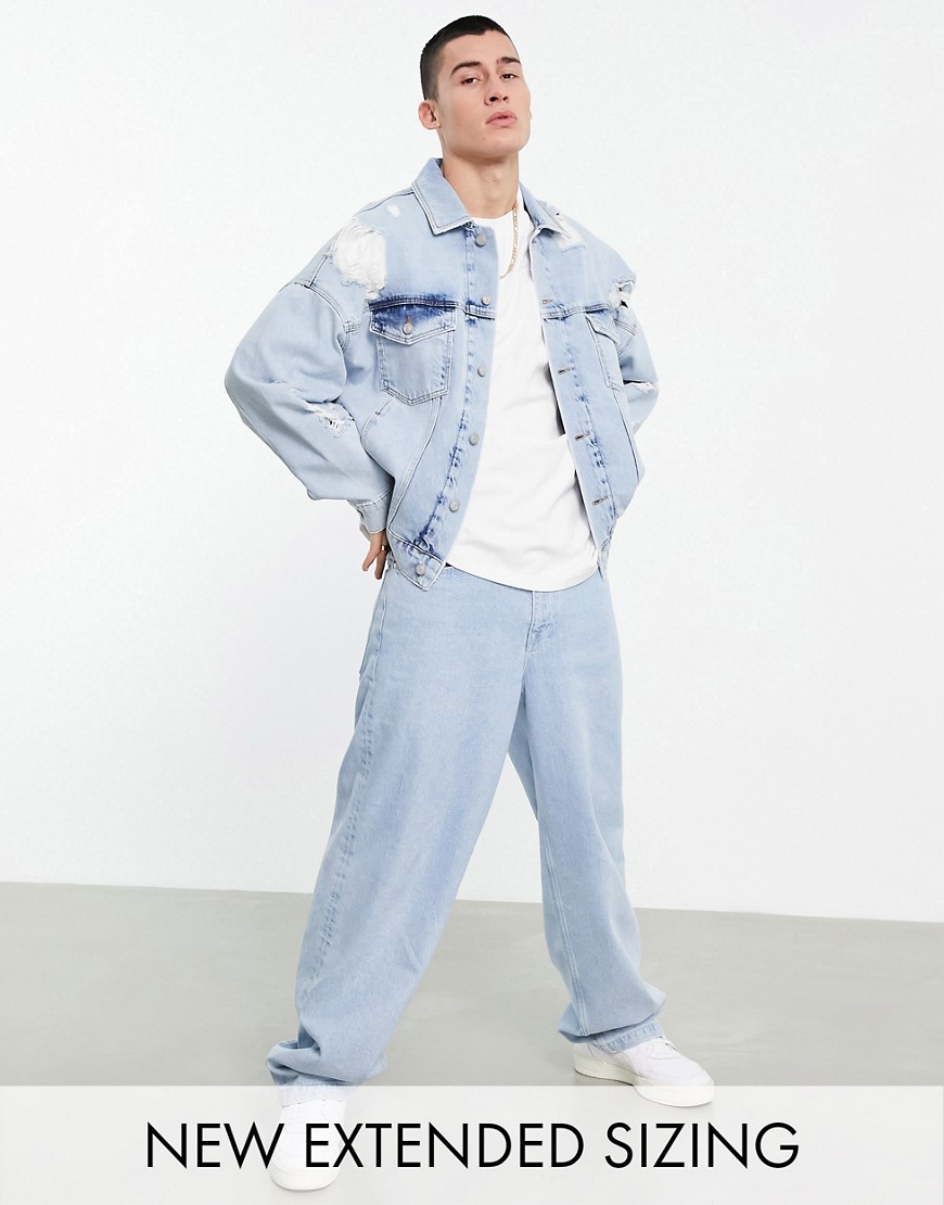 asos design -  – 90er Oversize-Jeansjacke in hellblauer Waschung mit Zierrissen