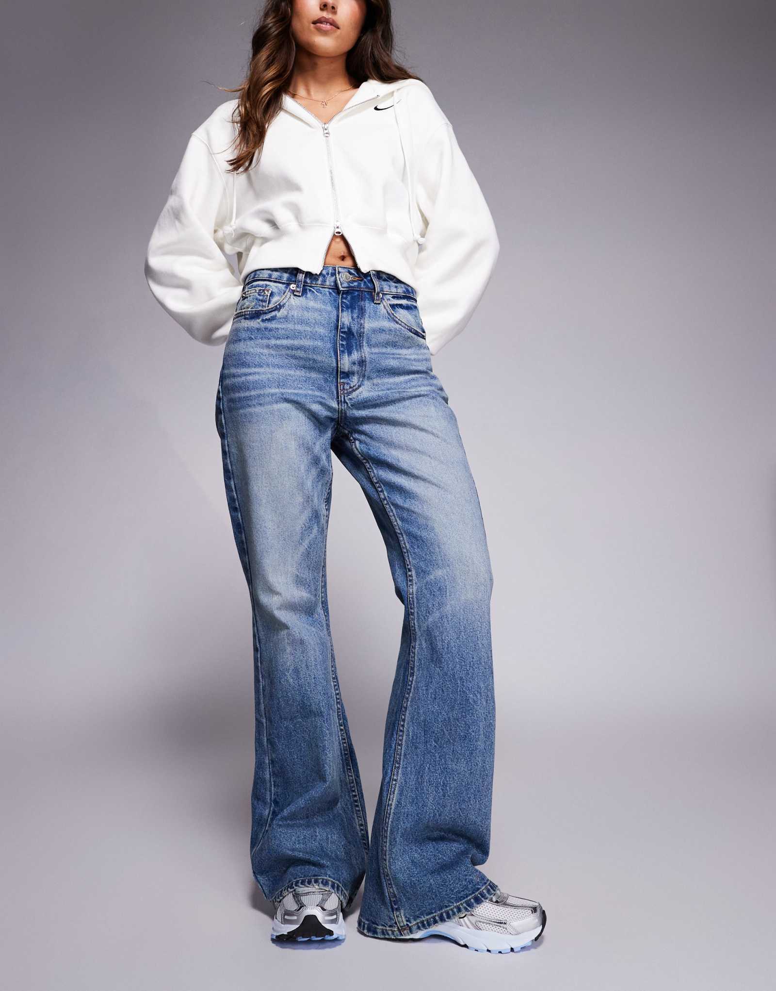 Джинсы-клеш ASOS DESIGN 90-х годов синего цвета средней стирки