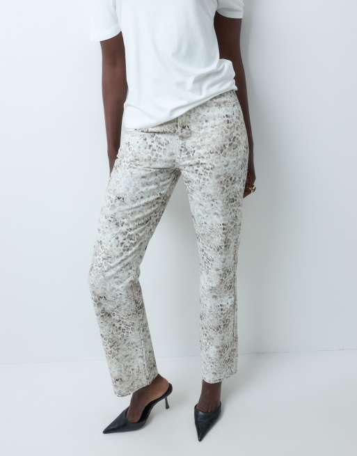 ASOS DESIGN 90s Straight-Leg-Jeans mit Schneeleopardenmuster, 2 von 5