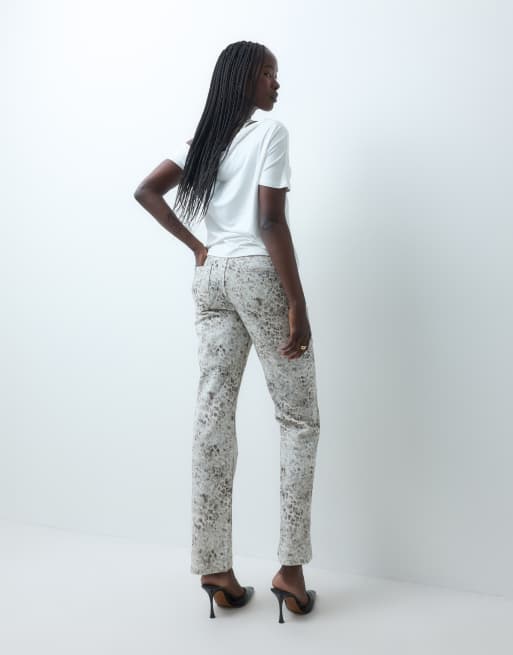 ASOS DESIGN 90s Straight-Leg-Jeans mit Schneeleopardenmuster, 4 von 5